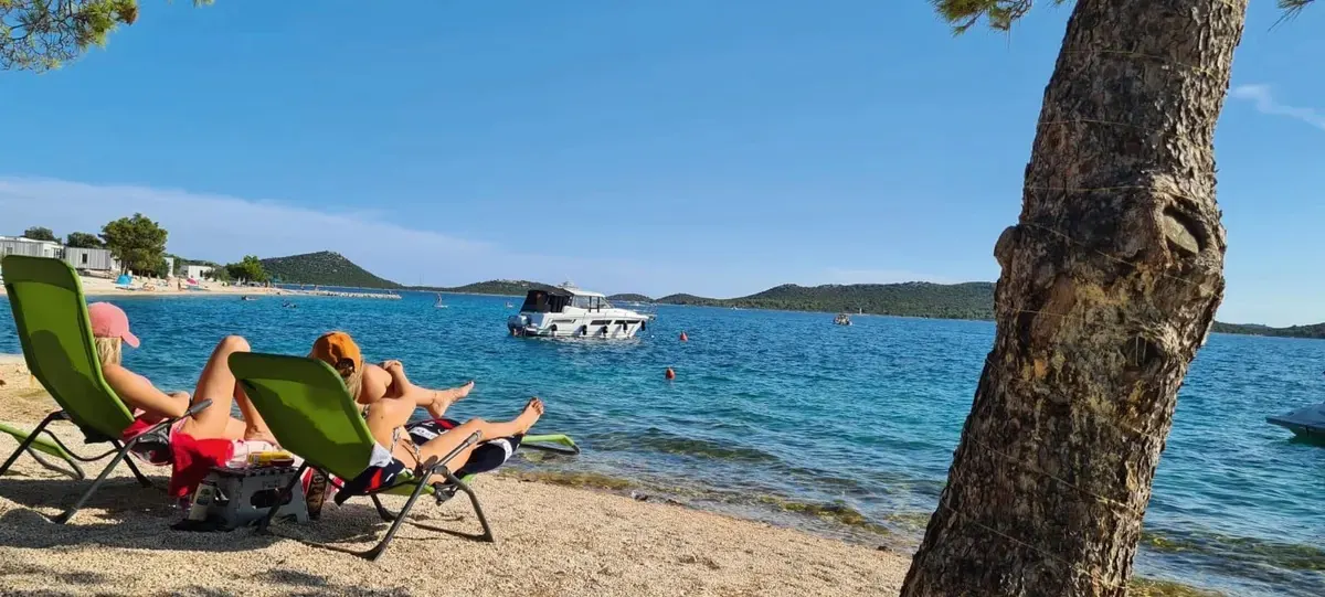 Menschen entspannen am Strand in Drage